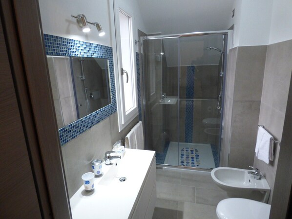 Dusche, Haartrockner, Bidet, Handtücher