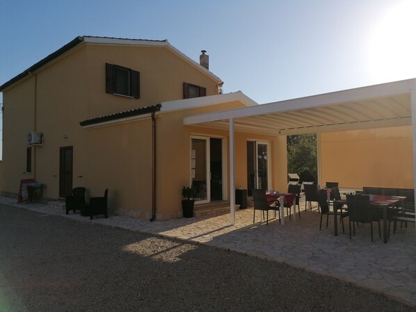 Outdoor dining - Beb fioridipesco consists of three bedrooms with en-suite bathrooms (Alghero)