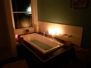 Combined shower/tub, hair dryer, towels, soap - Luxury Villa, Open Fire, Spa, Harbor Views, Pets, Babies, Surfing, Snorkeling (Ulladulla)