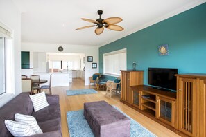 Téléviseur connecté, foyer, jeux vidéo, lecteur de DVD