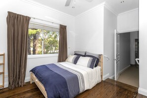 4 bedrooms, iron/ironing board, travel crib, free WiFi - Luxury Villa, Open Fire, Spa, Harbor Views, Pets, Babies, Surfing, Snorkeling (Ulladulla)