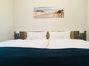 2 室のベッドルーム、デスク、アイロン / アイロン台、旅行用ベビーベッド