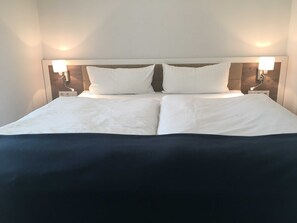 2 soverom, skrivebord, strykejern/-brett og reiseseng for barn