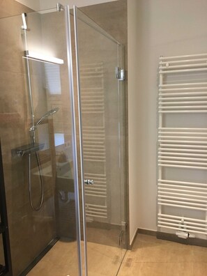 Shower, hair dryer, towels, soap - Papen, A. Ferienwohnung An Bord - An Bord (Varel)