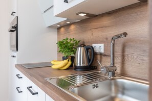 Kühlschrank, Ofen, Geschirrspüler, Wasserkocher mit Kaffee-/Teezubehör