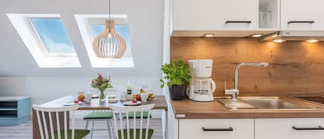 Fridge, oven, dishwasher, coffee/tea maker