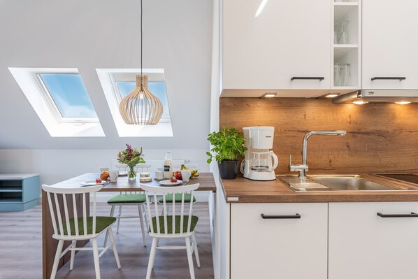 Køleskab, ovn, opvaskemaskine, kaffe-/temaskine