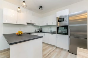 Geladeira, micro-ondas, fogão, cooktop