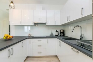 Kühlschrank, Mikrowelle, Ofen, Herdplatte