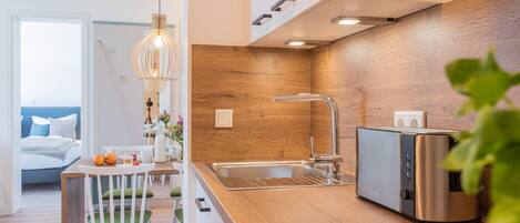 Køleskab, ovn, opvaskemaskine, kaffe-/temaskine