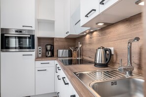 Fridge, oven, dishwasher, coffee/tea maker