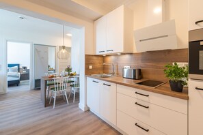 Kjøleskap, ovn, oppvaskmaskin og kaffetrakter/tekoker