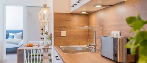 Fridge, oven, dishwasher, coffee/tea maker