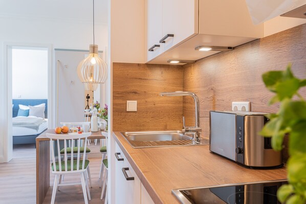 Een koelkast, een oven, een vaatwasser, een koffiezetapparaat/waterkoker