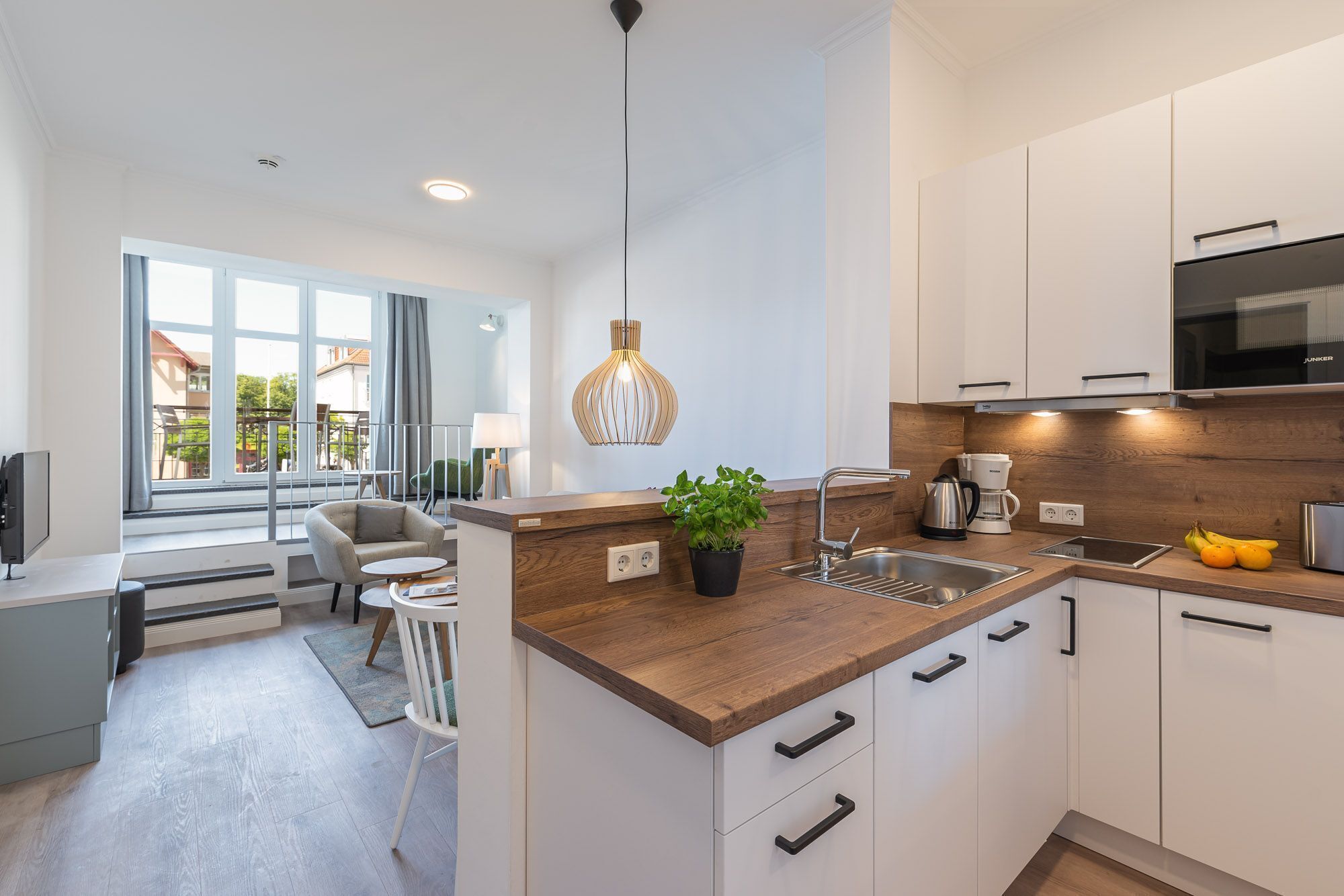 Een koelkast, een microgolfoven, een vaatwasser