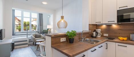 冷蔵庫、電子レンジ、食器洗い機、コーヒー / ティーメーカー