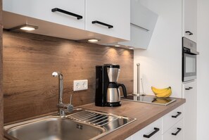 Kühlschrank, Ofen, Geschirrspüler, Wasserkocher mit Kaffee-/Teezubehör