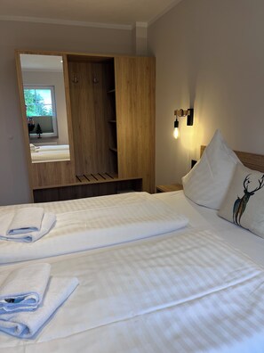 2 عدّة غرف نوم وخزنة داخل الغرفة ومكواة/لوح كي وسرير سفر