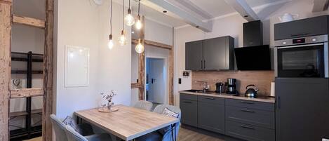 Fridge, oven, stovetop, dishwasher