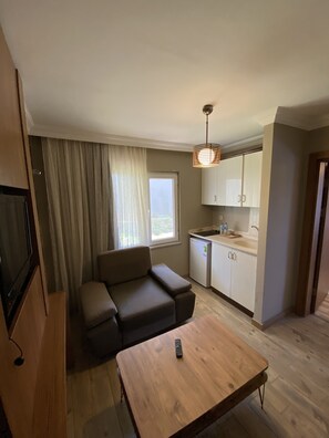 Standaard suite, 1 tweepersoonsbed, uitzicht op tuin | Woonruimte | Een 32-inch lcd-televisie met satellietzenders en televisie