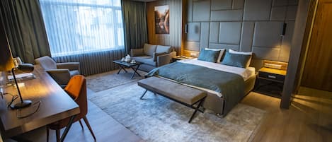 Deluxe Studio Suite, Kitchenette | Desk, laptop workspace, soundproofing, free WiFi