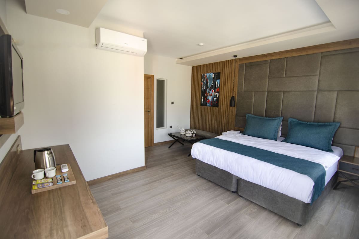 Familie suite, meerdere bedden, kitchenette | 2 slaapkamers, individueel gedecoreerd, individueel gemeubileerd