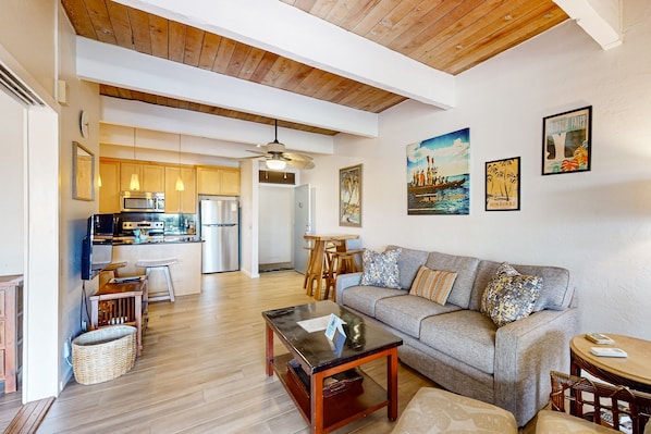 TV, DVD player - Beach condo with shared pool & hot tub/private lanai - near beaches/restaurants (Kailua-Kona)