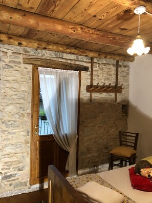 4 habitaciones, escritorio, tabla de planchar con plancha y wifi gratis 