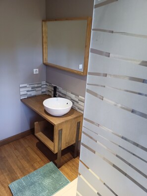 Dusche, Haartrockner, Toilettenpapier