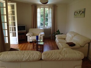 Téléviseur, foyer, lecteur de DVD, chaîne audio