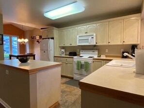 Fridge, microwave, oven, stovetop - Mountain Harbor Escape, Condo 214 (Whitefish)