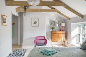 3 habitaciones, tabla de planchar con plancha, cuna de viaje y wifi 