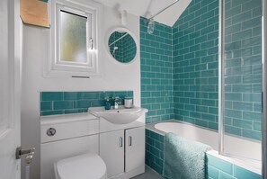 Badewanne, Haartrockner, Handtücher