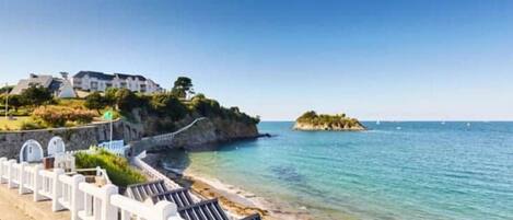 Camastros y toallas de playa