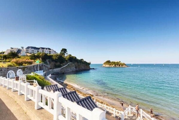 Camastros y toallas de playa 