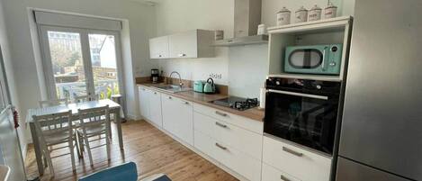 ثلاجة، ميكروويف، فرن، موقد طهي مسطح