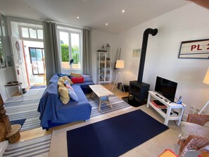 Télévision, livres, chaîne hi-fi