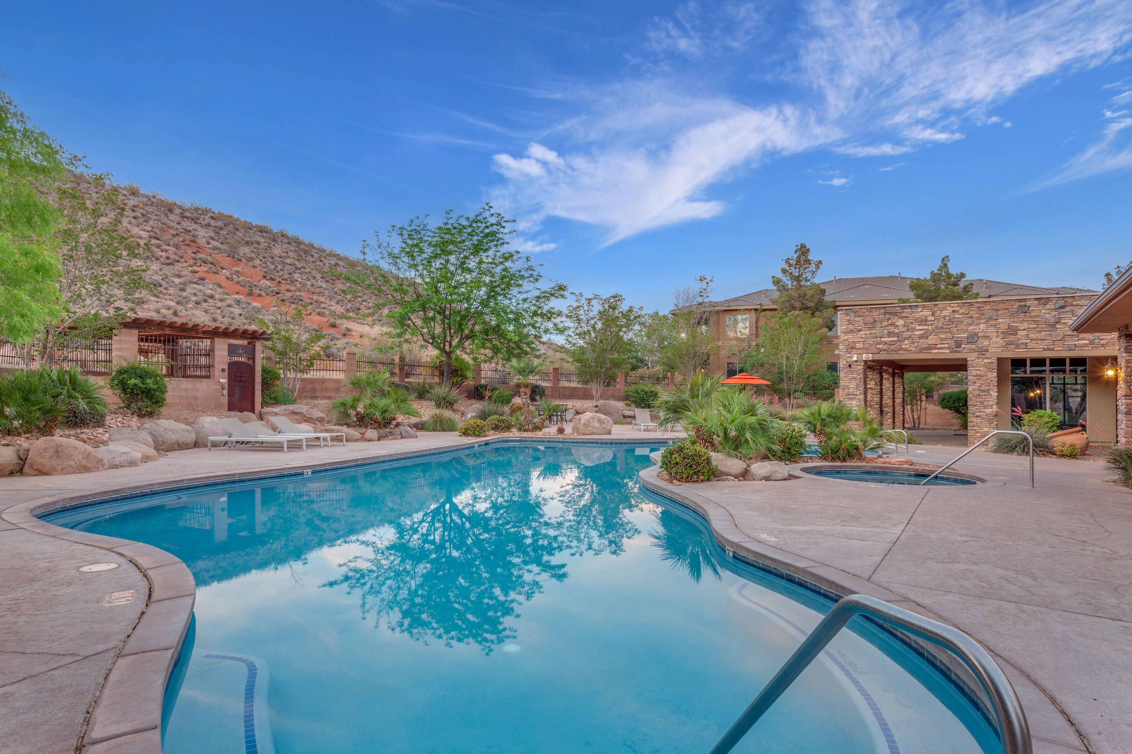 H4 Coral Springs Resort | sleeps 8 guests, 3bd and 2 bathrooms with an outdoor fireplace