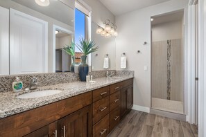 Combined shower/tub, hair dryer, towels - Paradise Village 16: Sleeps 30, Private Theater and 20 Person Hot Tub, Resort Water Park (Santa Clara)