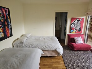 2 quartos, cofres nos quartos, ferros/tábuas de passar roupa