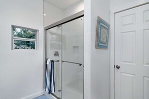 Dusche, Haartrockner, Handtücher, Seife