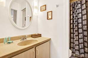 Secador de pelo y toallas