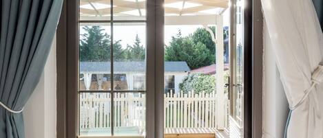 Tremannsrom – deluxe, terrasse | Sengetøy av topp kvalitet, wi-fi (inkludert) og sengetøy