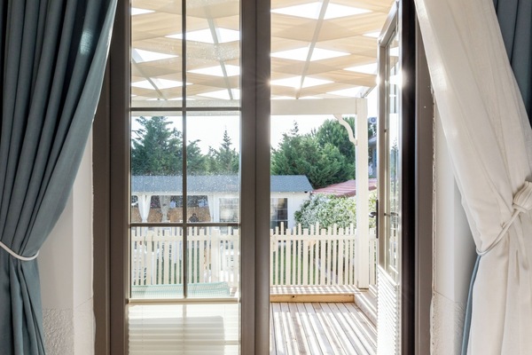 Habitación triple Deluxe, patio | Ropa de cama de alta calidad, wifi gratis, ropa de cama