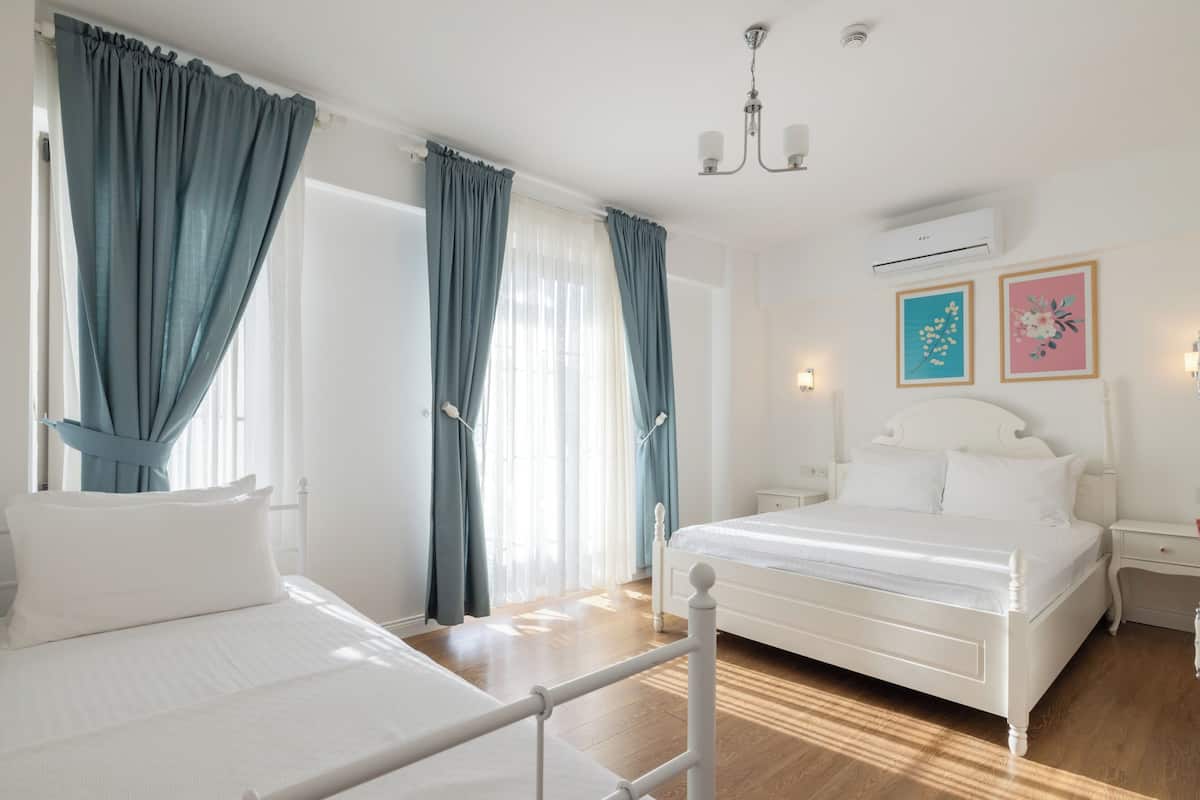 Deluxe Triple Room, Balcony | Premium bedding, free WiFi, bed sheets