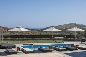 Piscine extérieure, chaises longues