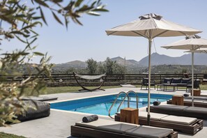 Piscine extérieure, chaises longues