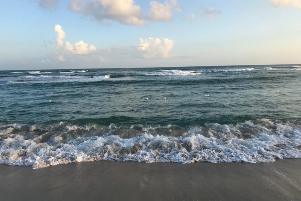 En la playa, camastros y toallas de playa