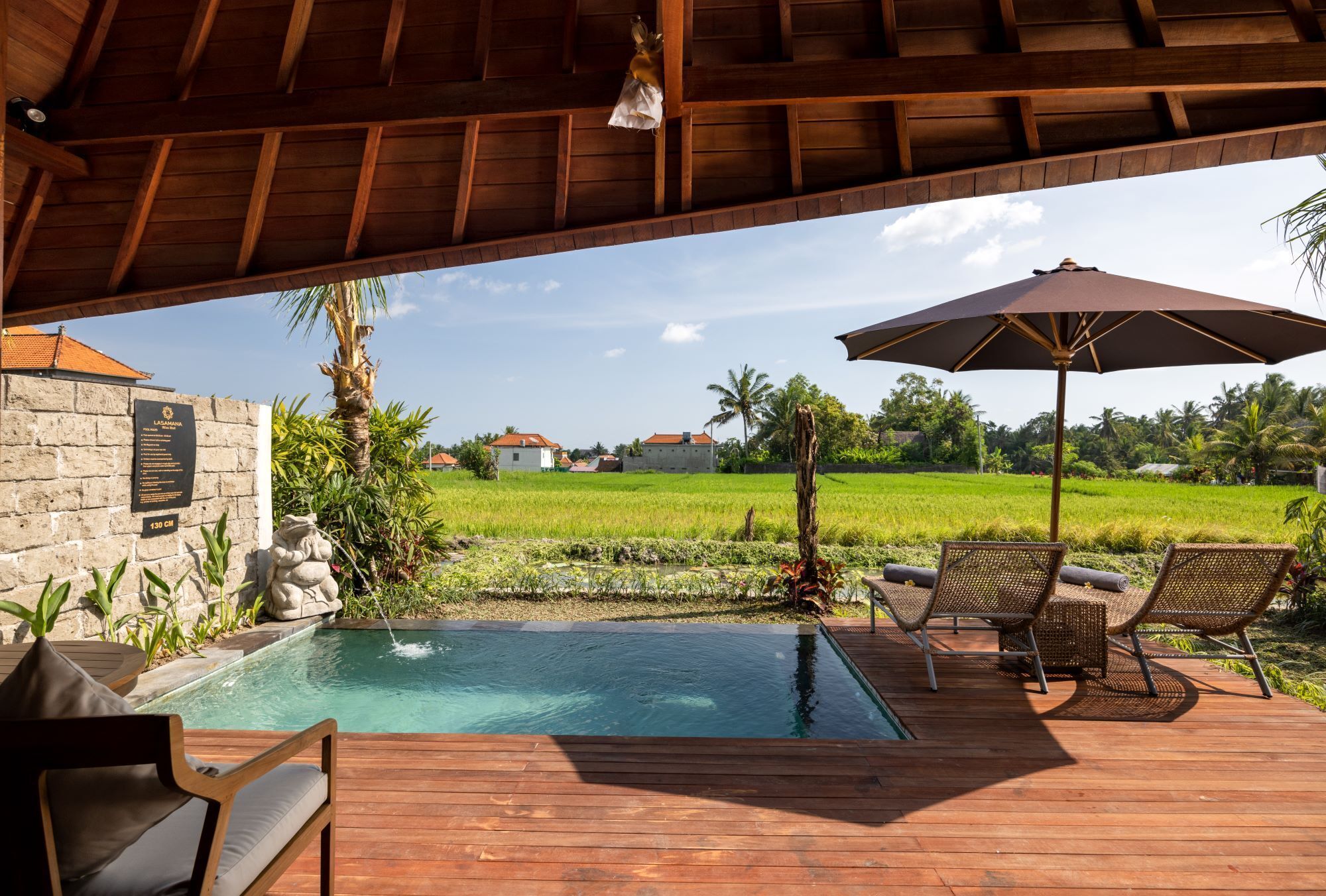 Een buitenzwembad, open van 08.00 uur tot 22.00 uur, en ligstoelen