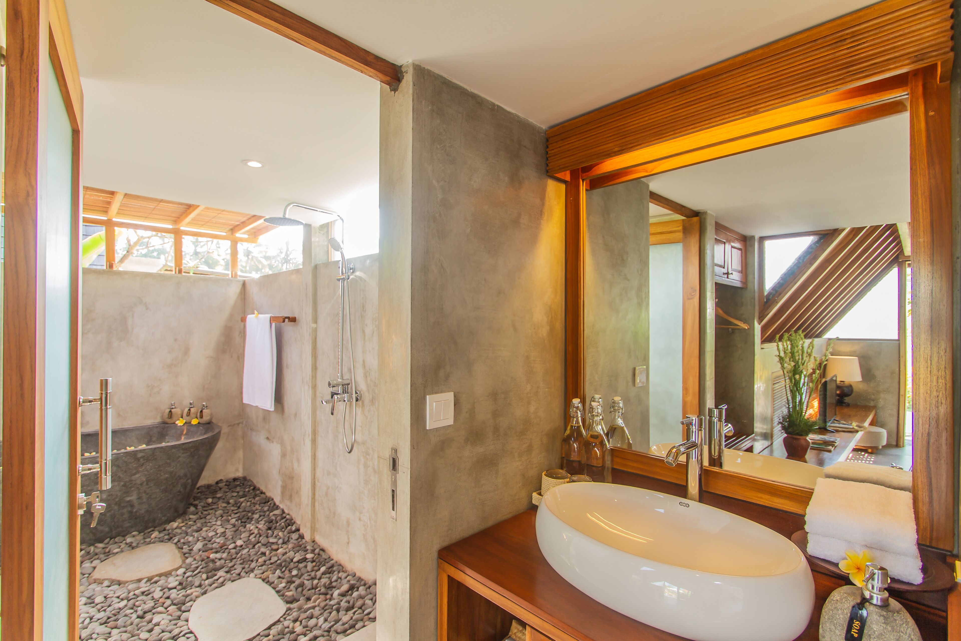 One Bedroom Villa with Free Daily Afternoon Tea | バスルーム | 個別の浴槽とシャワー、深めの浴槽、バスアメニティ (無料)、ヘアドライヤー